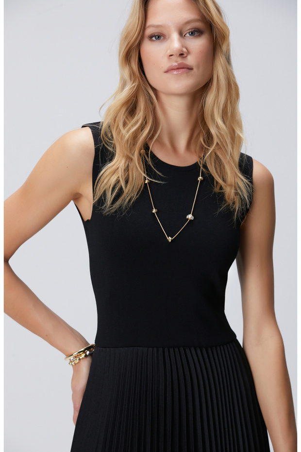 Siyah Bisiklet Yaka Pliseli Elbise - 2