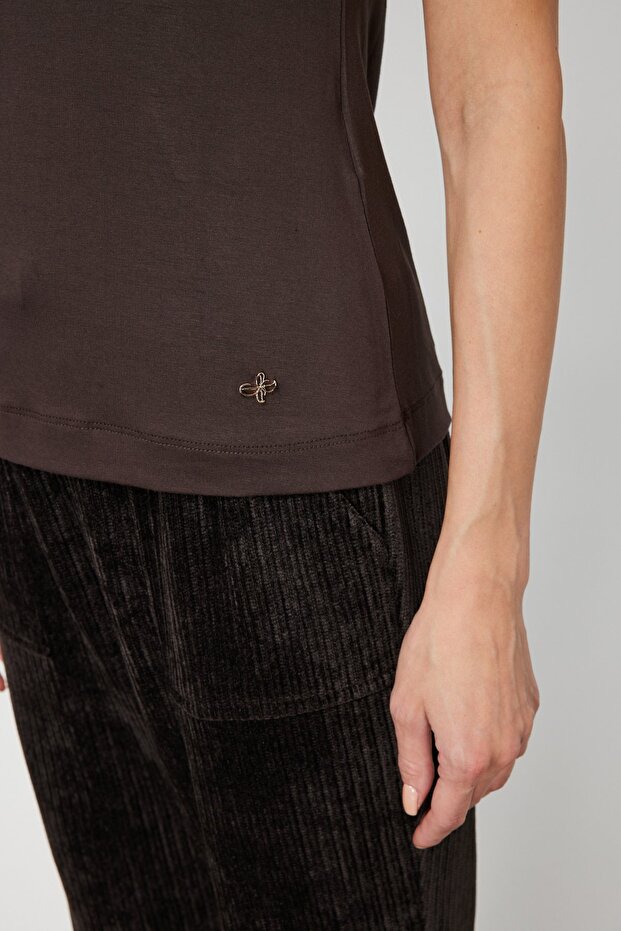 بلوزة أساسية بأكمام قصيرة ورقبة دائرية - 3