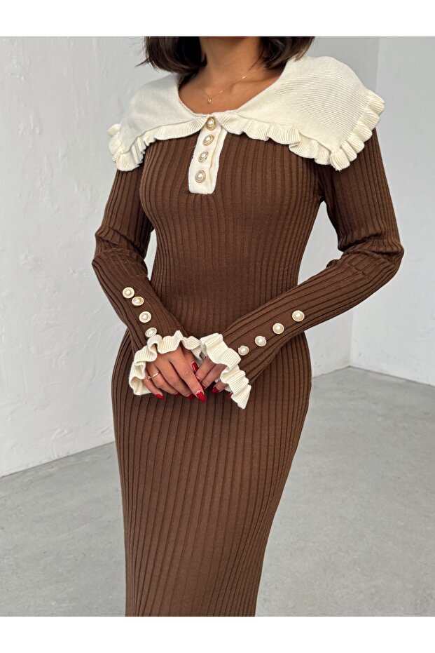 Kobieta Brązowa sukienka z kołnierzykiem typu baby, z guzikami z masy perłowej i falbanami - 5