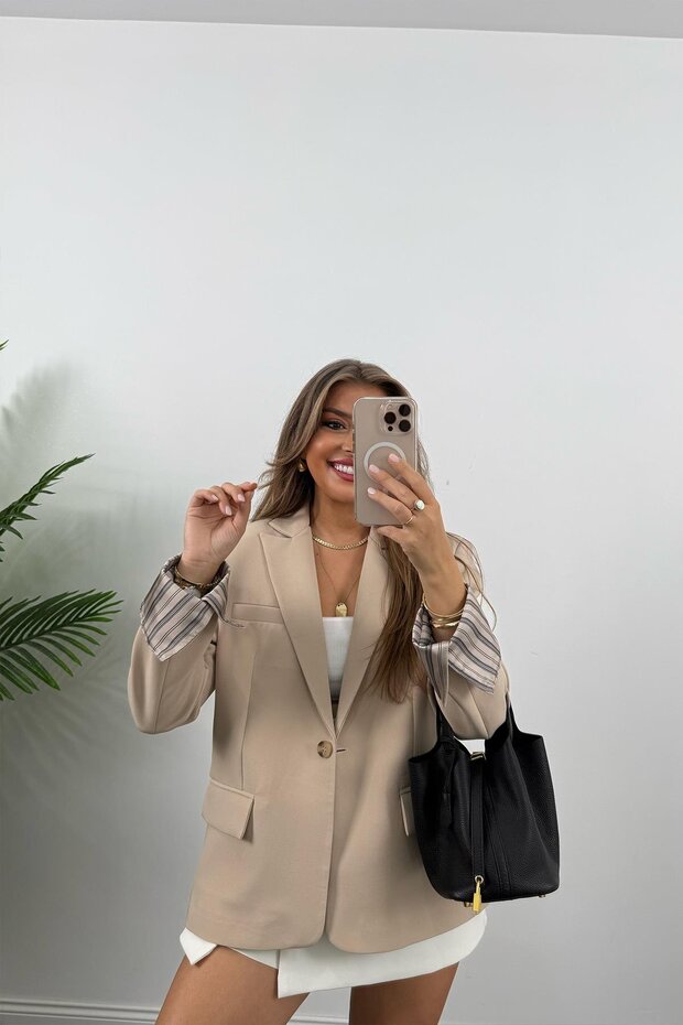 سترة نسائية ذات بطانة مطوية باللون الداكن - 3