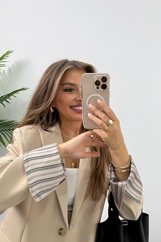 سترة نسائية ذات بطانة مطوية باللون الداكن - 4