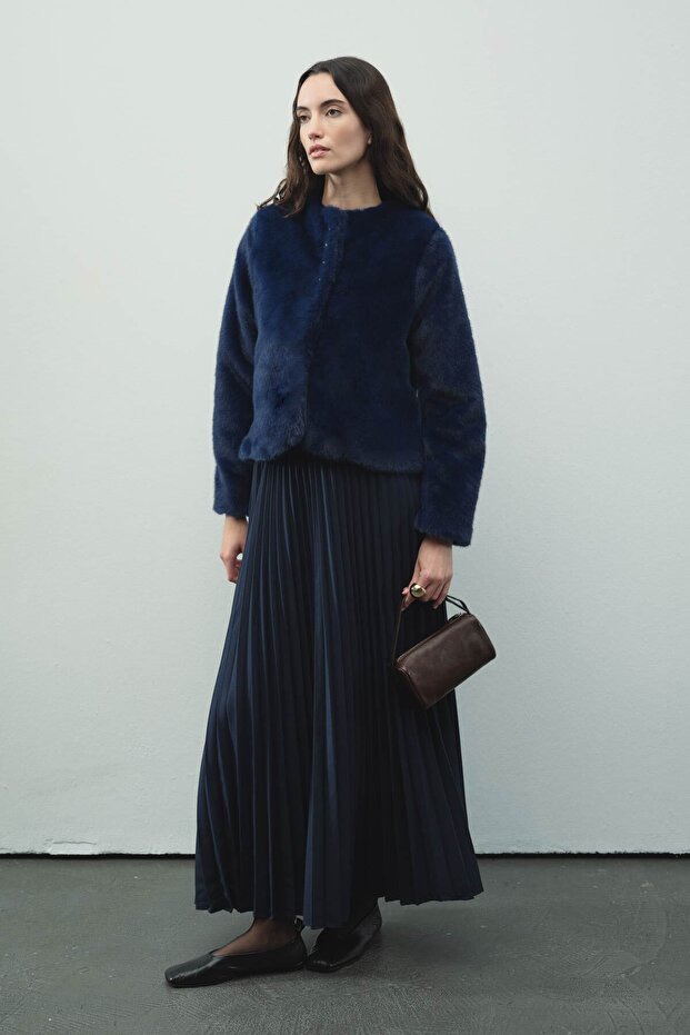 سترة قصيرة مزودة بأزرار من القطيفة باللون الأزرق الداكن - 5