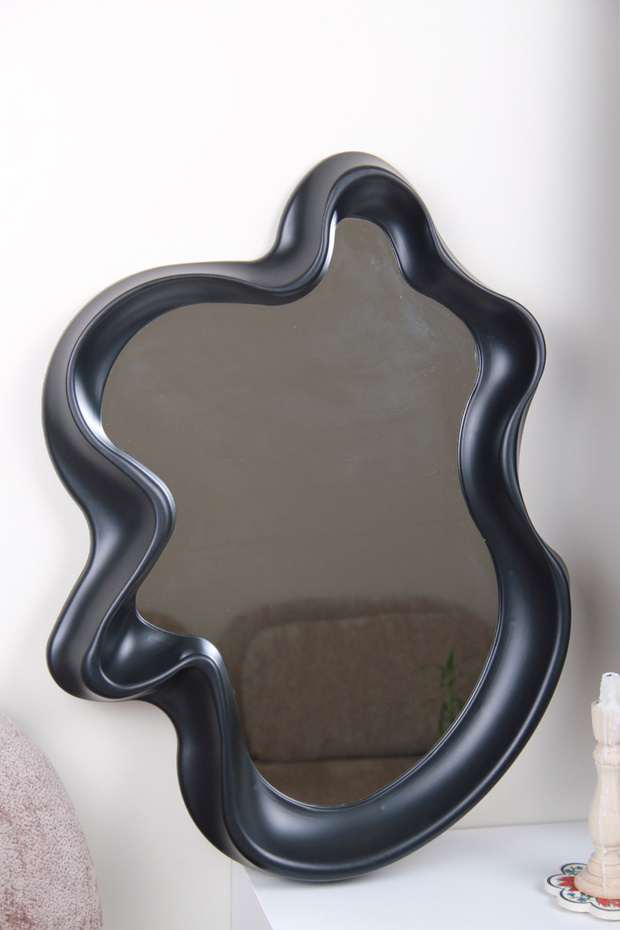 An elegant mirror with a luxurious frame adds a touch of sophistication to any space. 67 x 49 cm - 1