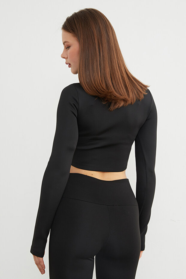 بلوزة قصيرة بياقة دائرية وأكمام طويلة - 7