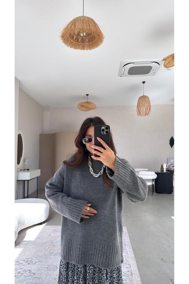 سترة أساسية ذات ياقة دائرية من أنثراسايت يووش - 3