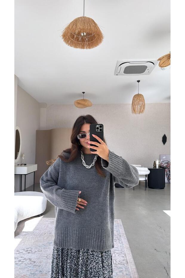 سترة أساسية ذات ياقة دائرية من أنثراسايت يووش - 2