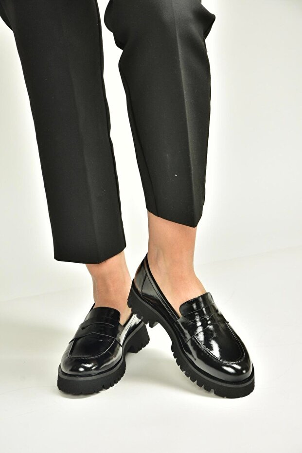 V944086108 Black Genuine Leather Patent Leather Thick Soled Moccasin Shoes