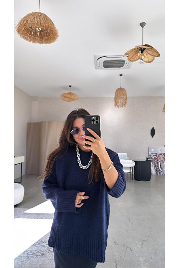 سترة أساسية ذات ياقة دائرية باللون الأزرق الداكن من Yumoş