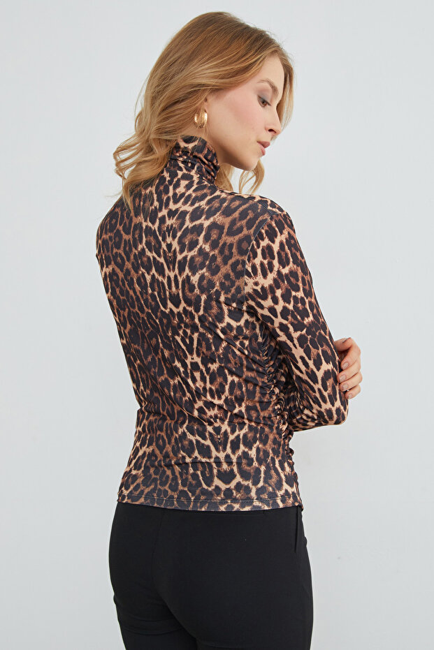 بلوزة بنقشة الفهد ياقة مرتفعة متوسطة الطول منسدل - 7