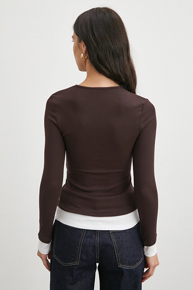 بقطع قماش مخيطة معاً بلوزة بزرارين باللون البني - 6