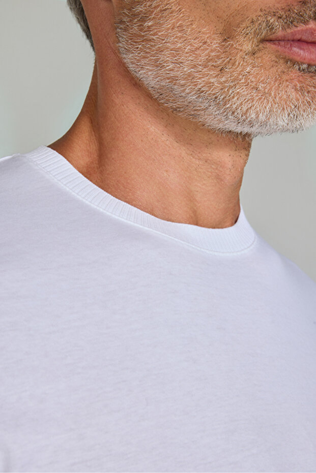 تي شيرت أساسي للرجال ذو رقبة دائرية باللون الأبيض - 6