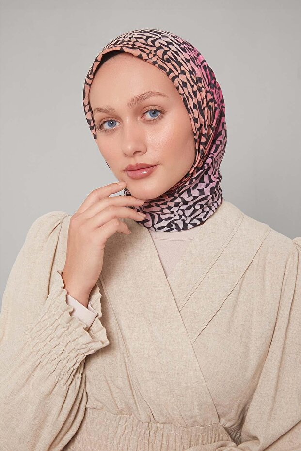 وشاح ناعم بنمط متدرج اللون باللون الفوشيا - 2