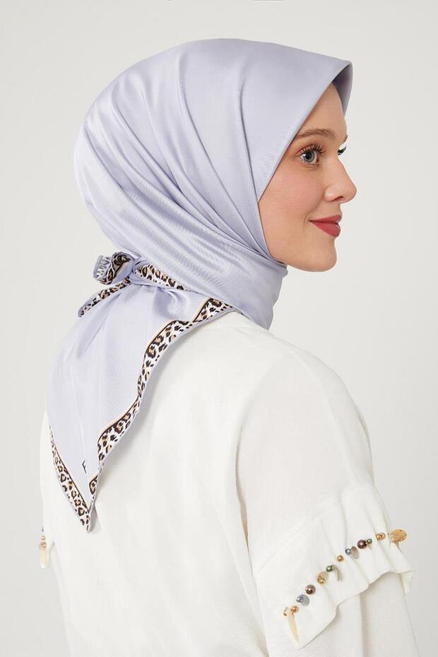 وشاح رقمي من قماش التويل بنمط الفهد ذو الحواف الرمادية - 4