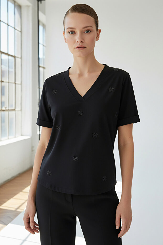 Taş İşlemeli V Yaka Siyah Örme Tişört - 2