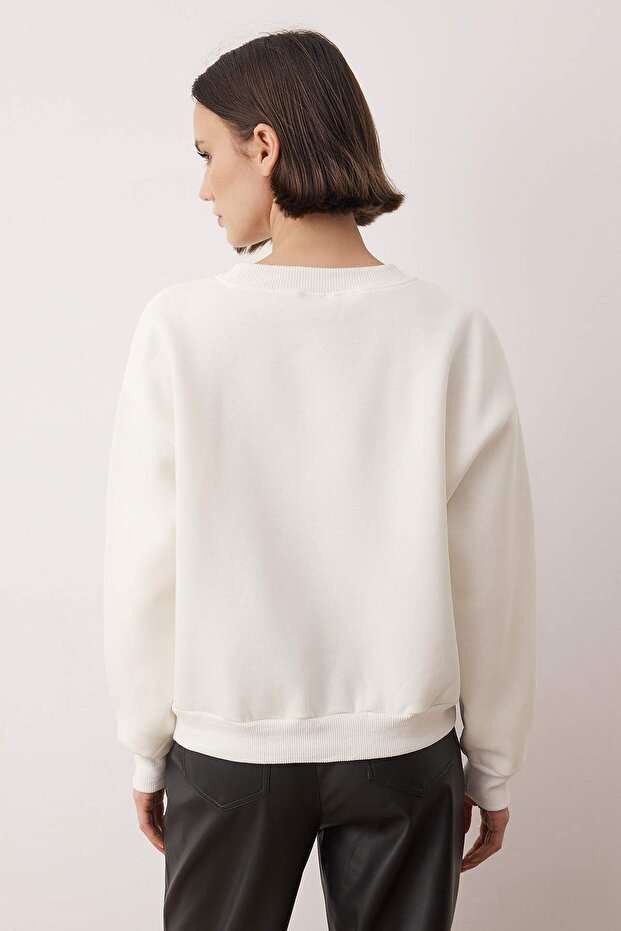 Ekru Taş Akseusar Detaylı Bisiklet Yaka Regular Crop Örme Sweatshirt TWOAW26SW00090 - 4