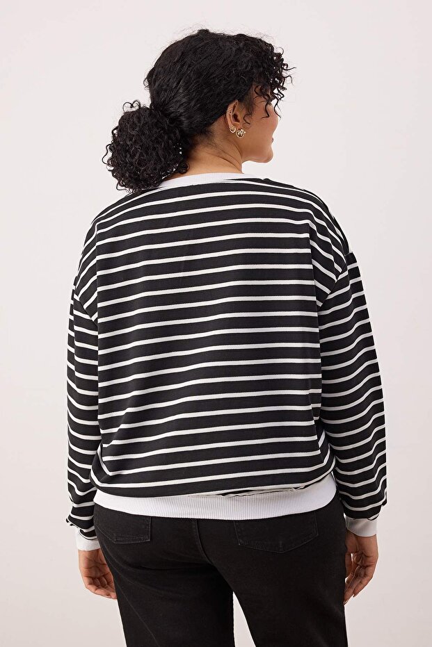 Siyah-Beyaz Çizgili Regular Fit Bisiklet Yaka Büyük Beden Sweatshirt TBBAW26AO00043 - 4