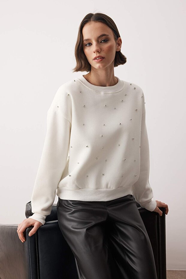 Ekru Taş Akseusar Detaylı Bisiklet Yaka Regular Crop Örme Sweatshirt TWOAW26SW00090 - 2