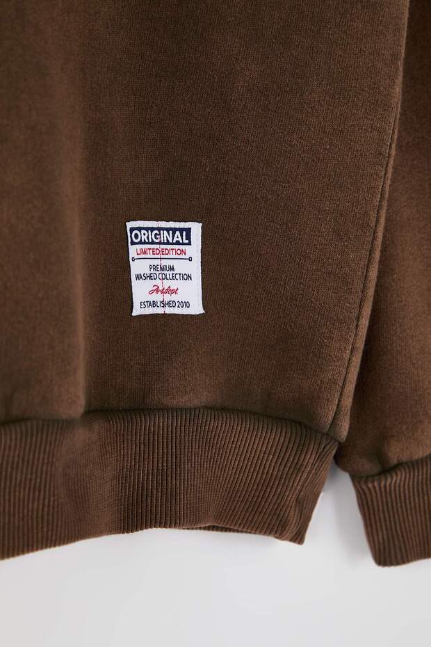 Kahverengi Oversize/Geniş Kesim Eskitme/Soluk Efektli Şardonsuz Sweatshirt TMNAW24SW00021 - 7