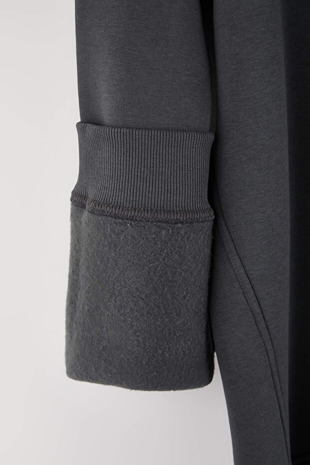 Antrasit Büyük Beden Oversize Dik Yaka Fermuarlı İçi Polarlı Geyik Nakışlı Sweatshirt TMNAW24AO00024 - 4