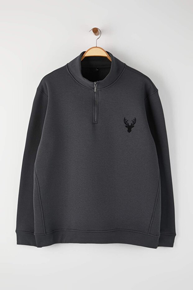Antrasit Büyük Beden Oversize Dik Yaka Fermuarlı İçi Polarlı Geyik Nakışlı Sweatshirt TMNAW24AO00024 - 1