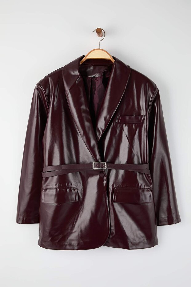Bordowy płaszcz z paskiem i zapięciem na guziki, wykonany ze sztucznej skóry TBBAW26AG00041 - 5