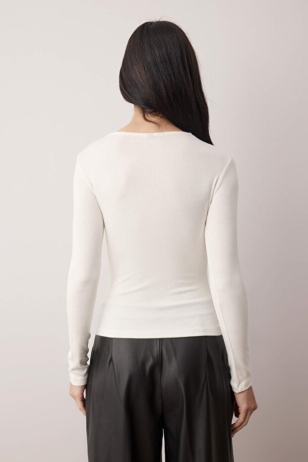 Ekru Cut Out Detaylı Vücuda Oturan Yumuşak Tuşeli Esnek Örme Bluz TWOAW26BZ00126 - 4