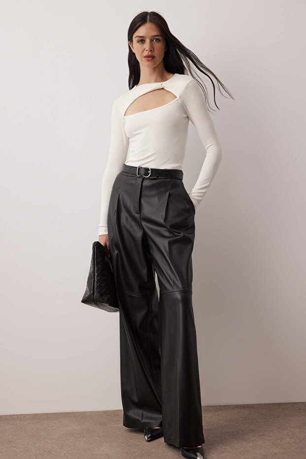 Ekru Cut Out Detaylı Vücuda Oturan Yumuşak Tuşeli Esnek Örme Bluz TWOAW26BZ00126 - 2