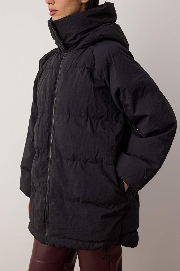 Siyah Oversize Kalıp Kapüşonlu Su İtici Şişme Mont TWOAW23MO00193 - 3