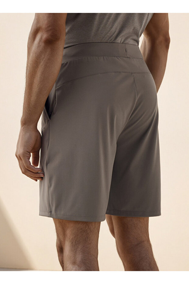 شورتات الأداء ذات المقاس العادي - 3