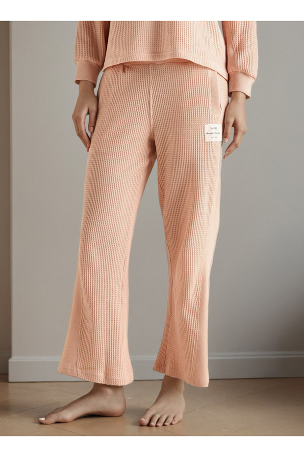 طقم بيجامات برقبة على شكل حرف V منخفضة - 4