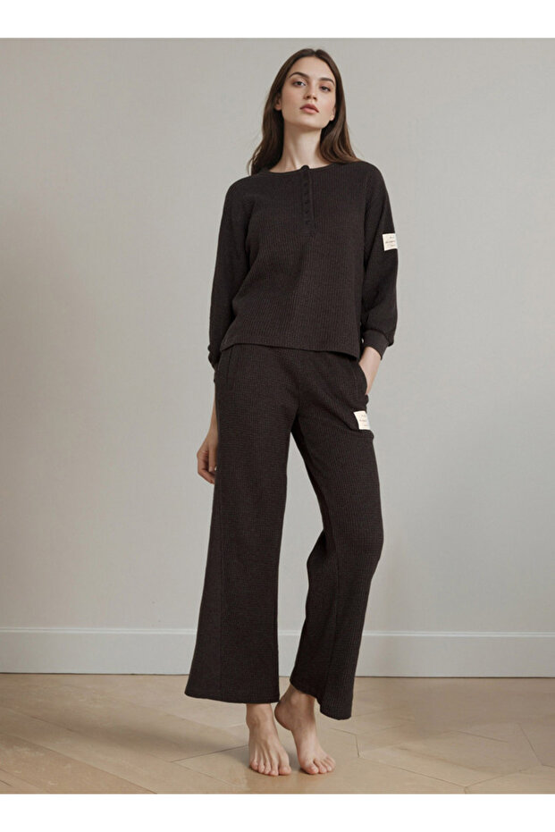 طقم بيجامات برقبة على شكل حرف V منخفضة - 1