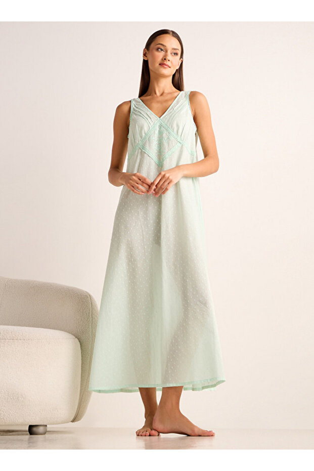 فستان نوم دوبي مطرز بدون أكمام وفتحة رقبة على شكل حرف V - 2