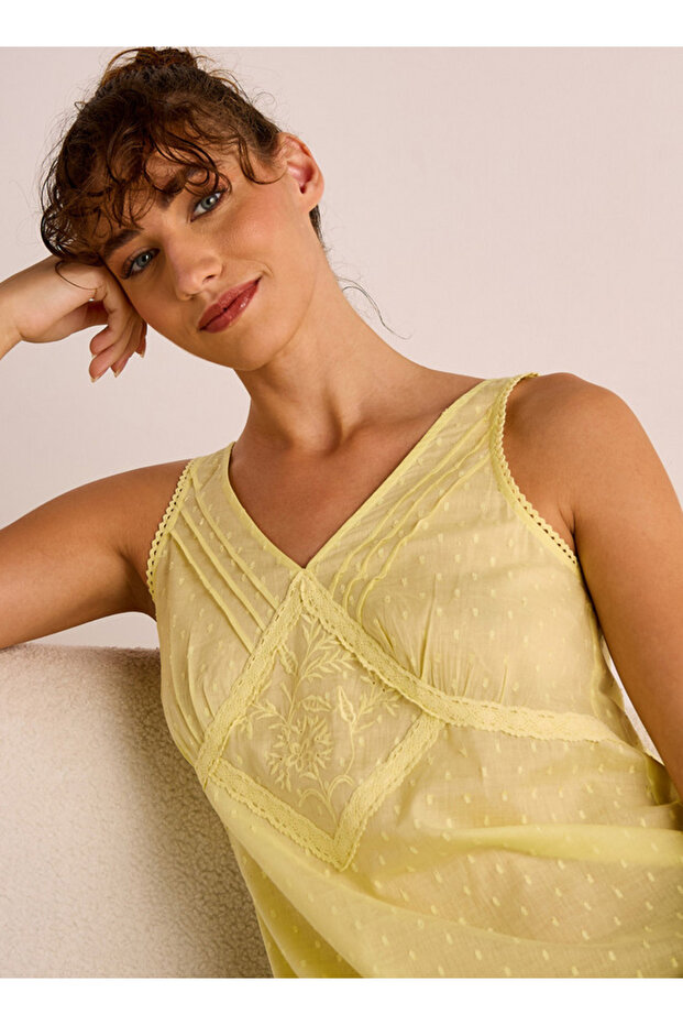 فستان نوم دوبي مطرز بدون أكمام وفتحة رقبة على شكل حرف V - 4