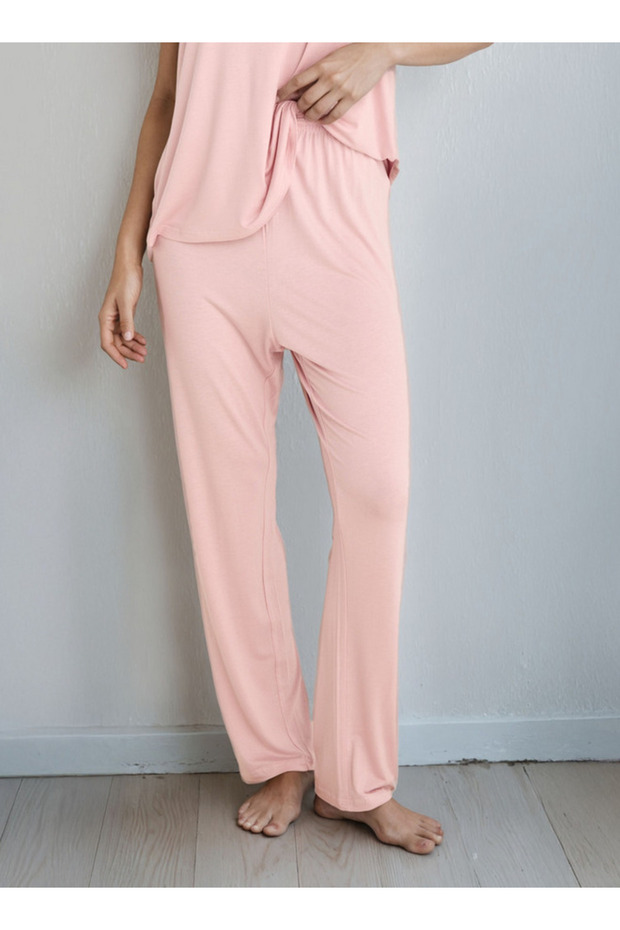 طقم بيجامة مزين بالدانتيل - 4