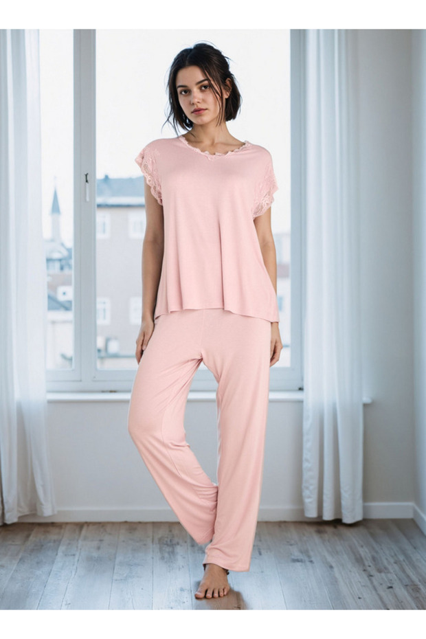 طقم بيجامة مزين بالدانتيل - 1