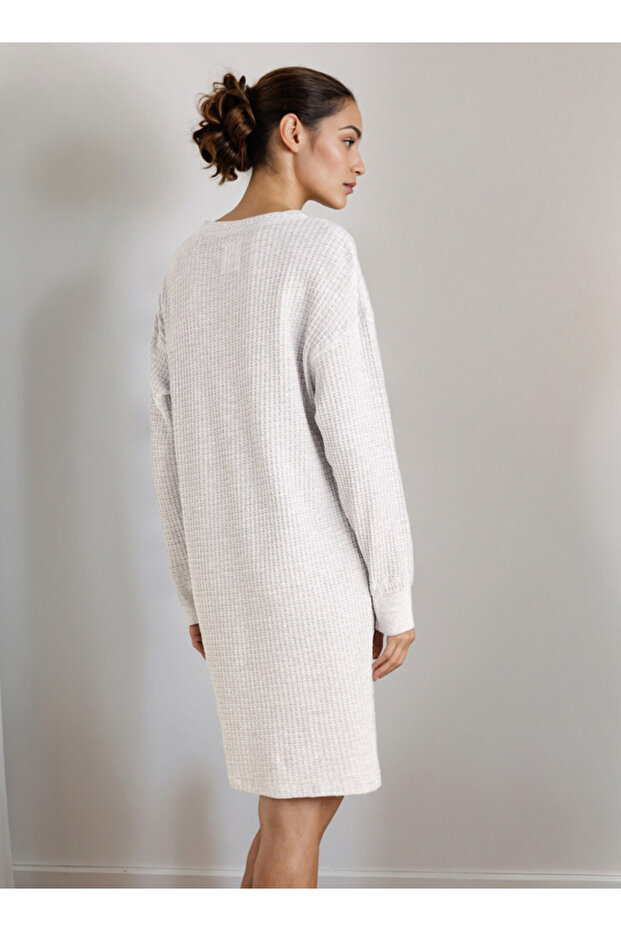 قميص نوم برقبة على شكل حرف V - 2