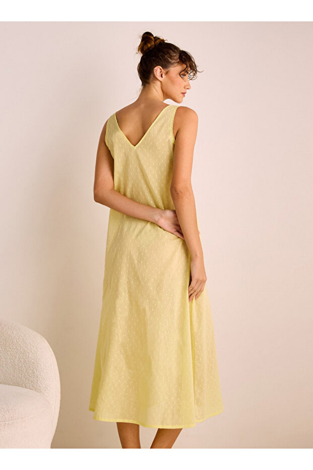 فستان نوم دوبي مطرز بدون أكمام وفتحة رقبة على شكل حرف V - 3