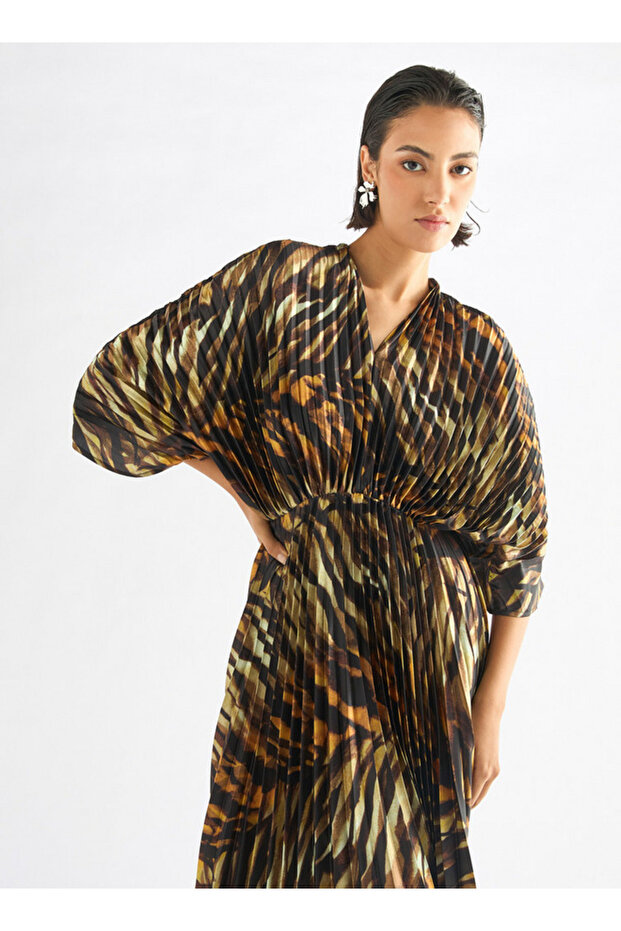 فستان ماكسي مطبوع ومطوي مع رقبة على شكل حرف V وأكمام 3/4 - 2