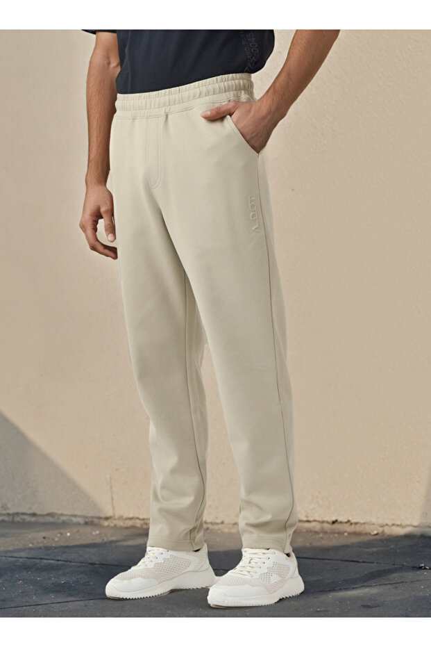 بنطال رياضي بشعار منقوش وجيوب - 1