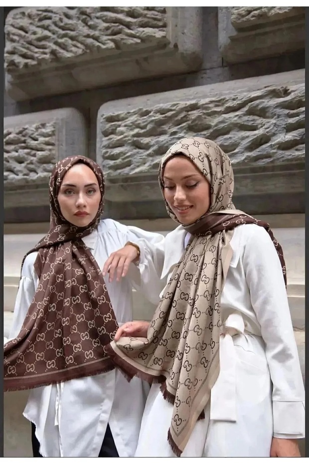 شال حريري رفيع بنمط G على الوجهين باللون البيج - 1