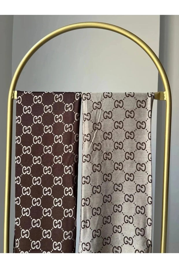 شال حريري رفيع بنمط G على الوجهين باللون البيج - 3