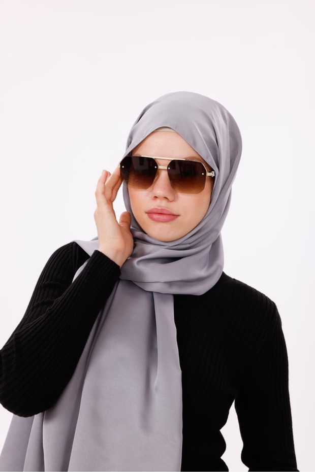 سلسلة Smoke Shawl Silky، الجزء الأمامي من سلسلة Hafif Glossy، والجزء الخلفي من Matt