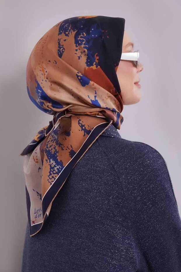 وشاح حريري من التويل منقوش باللون الأزرق الداكن - 2