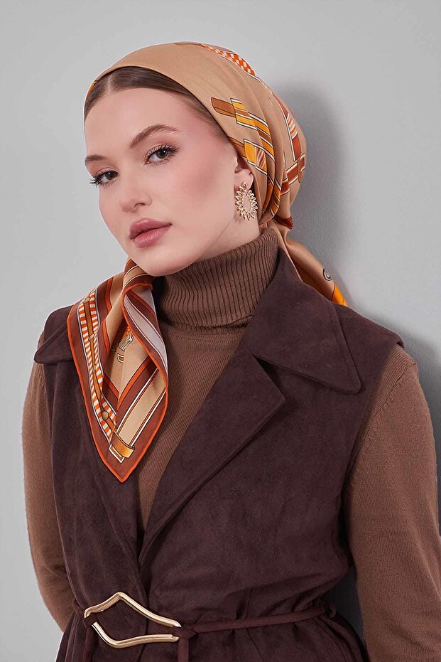 مجموعة لونيرا من الأوشحة الحريرية ذات اللون البني