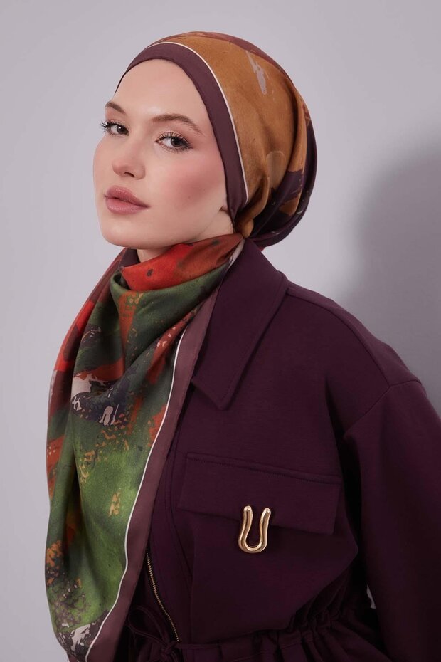 وشاح حريري من التويل ذو نمط مختلط باللون العنابي - 1