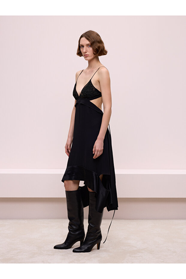 Fırfır ve İşlemeli Siyah Elbise - 3