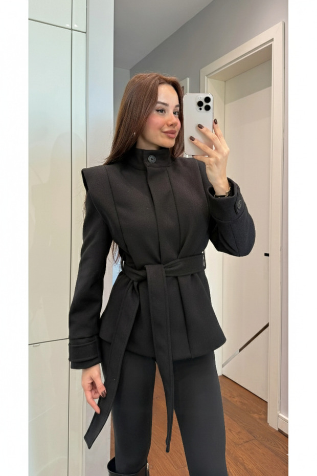 سترة سوداء مزينة بحزام من حشوة كتف قطع - 1001