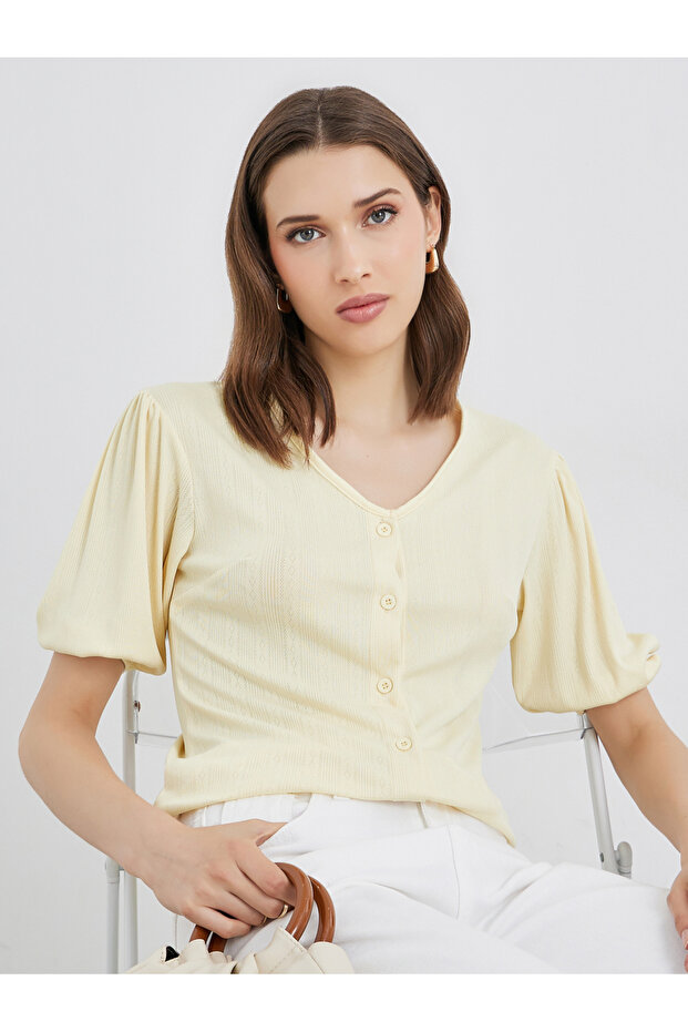 بلوزة صفراء بفتحة رقبة على شكل حرف V وأزرار - 1