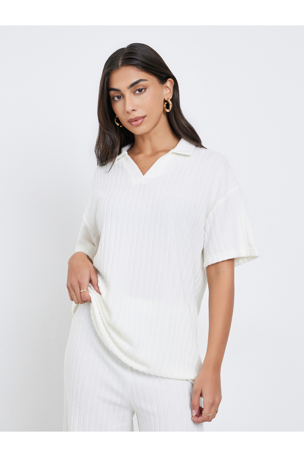 بلوزة قصة فضفاضة بياقة مضلعة باللون الأبيض - 3
