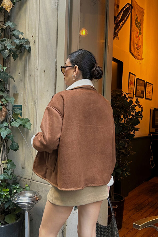 سترة من جلد الغزال مع جيوب وأزرار وبطانة من الفرو - 5